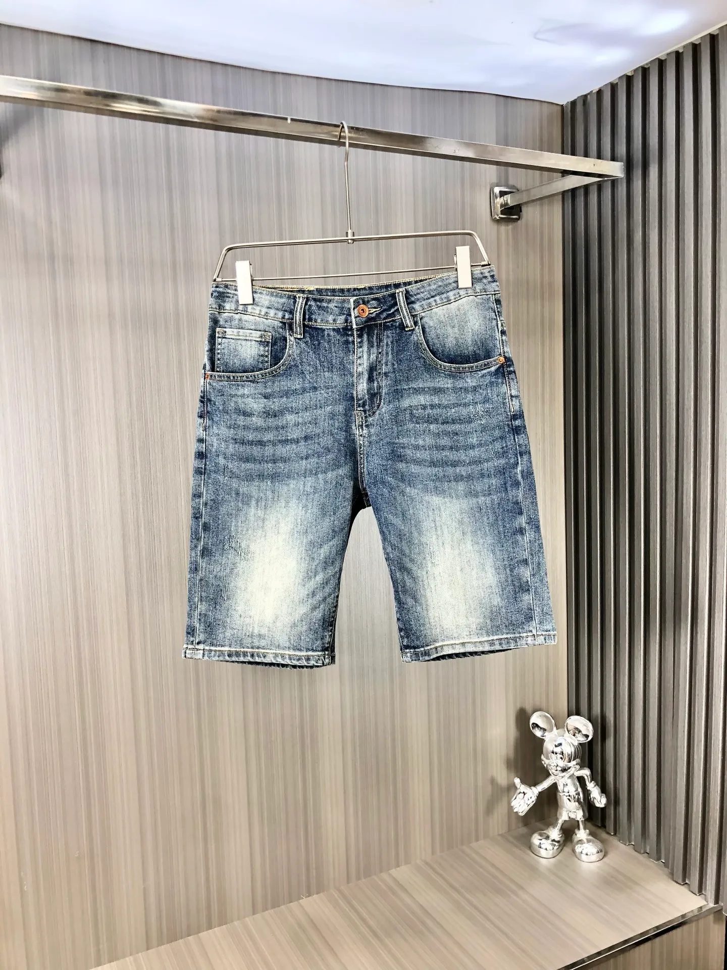 P220 chrome hearts denim shorts, the latest new men's jeans for spring and summer 2025! Heavy-duty washed denim fabric, customized fabric is softer and more comfortable than ordinary denim fabric! Ultra-heavy industrial washing process and double process washing. The entire pair of pants has a comfortable feel, top-notch fineness and breathability. All hardware brand logos are custom-made, and the materials are selected with the best attributes. The elasticity of the fabric is very good and the comfort is great! The low-key design style is simple and elegant. Yardage: 28-38 (no 35.37)